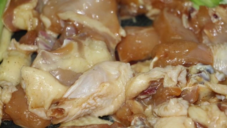 冬菇焖鸡,砂糖有点化的时候下鸡肉