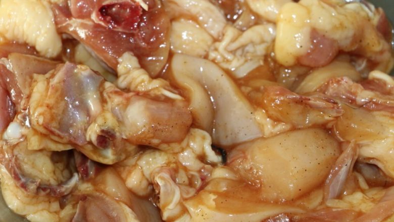 冬菇焖鸡,搅拌均匀，腌制1小时左右
