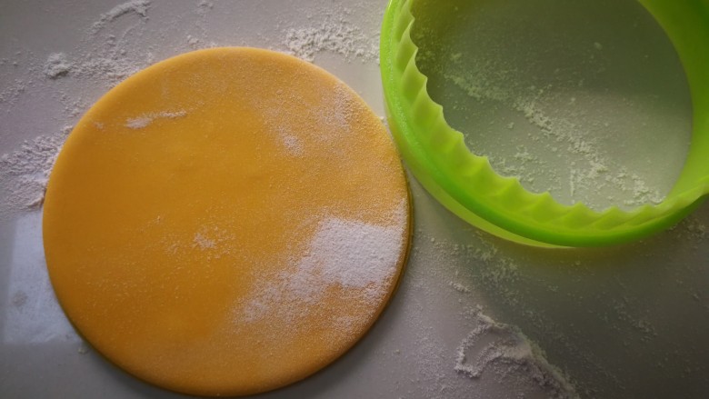 #感恩节食谱#黄色小鱼面点,然后用圆形模具，扣出一个圆片，也可以用碗口。