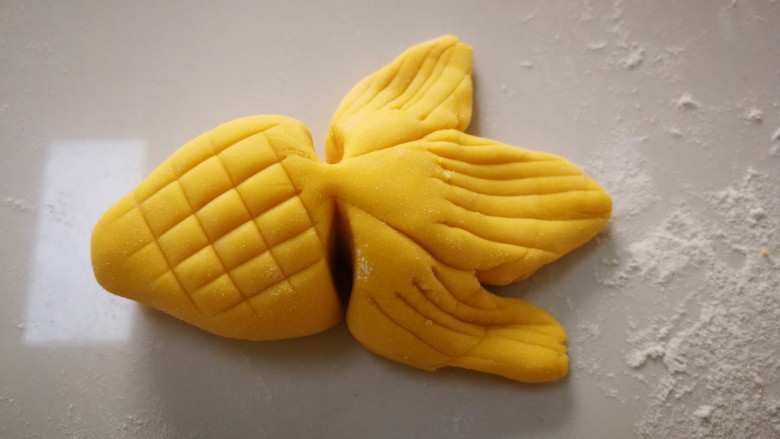 #感恩节食谱#黄色小鱼面点,在用刀，在头部划出花纹。