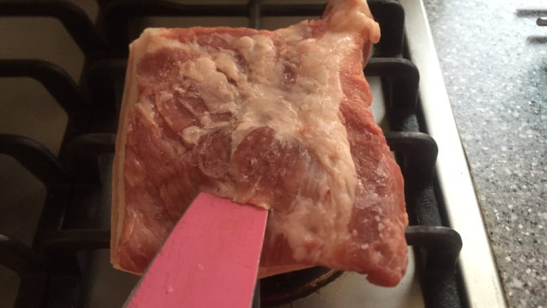 粉蒸肉,买回来的五花肉我通常会在气燥烧烧一下皮。
