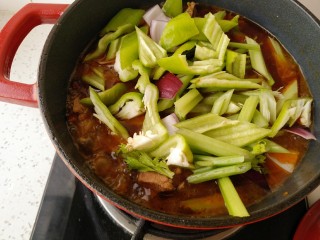 麻辣鸡公煲,鸡肉炖好后放入青椒、芹菜、洋葱