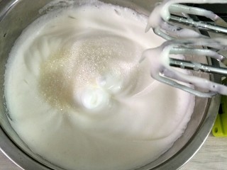 八寸戚风蛋糕,打到弯沟的时候加入最后三分之一白糖，这时打蛋器调低速打发，可以防止打过头，蛋白也比较稳定