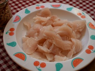 番茄鱼片,将巴沙鱼洗净，切成片状
