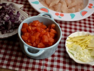 番茄鱼片,再将去皮的番茄切成丁，洋葱切丁，姜切丝，蒜切片，葱切成葱花备用