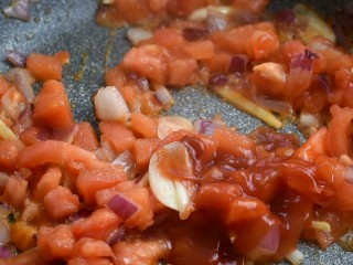 番茄鱼片,稍稍炒出汤汁，淋入番茄酱翻炒