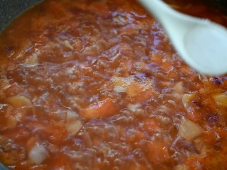番茄鱼片,撒入一勺盐调味