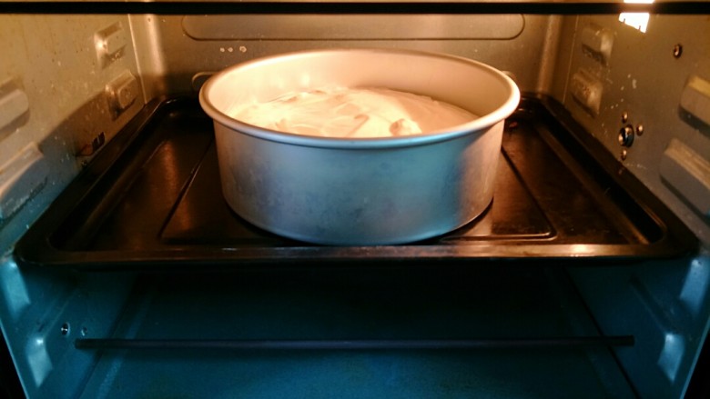 八寸戚风蛋糕,放入预热好的烤箱130度烤30分钟，再转150度烤30分钟
(每个烤箱温度不一样，需要自己摸清烤箱脾气)
