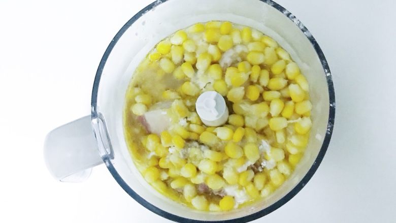 宝宝辅食：猪肉玉米肠,倒入煮好的玉米粒和适量清水