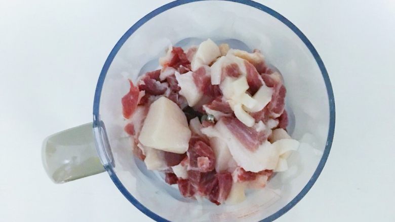 宝宝辅食：猪肉玉米肠,食材处理二：将切好的猪肉放入辅食机