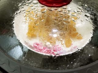 养颜玫瑰花胶牛奶冻,水开后隔水蒸5到8分钟
蒸好后不要开盖，焖10分钟左右