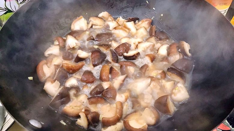 家常葱油极鲜香菇,翻炒至香菇变软出汤