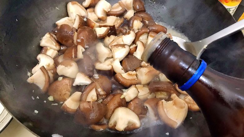 家常葱油极鲜香菇,烹少许料酒