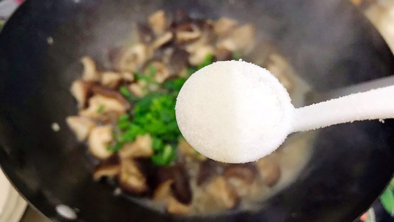 家常葱油极鲜香菇,加一小勺细盐，翻炒均匀，即可