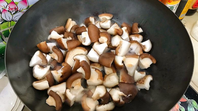 家常葱油极鲜香菇,倒入香菇，翻炒片刻