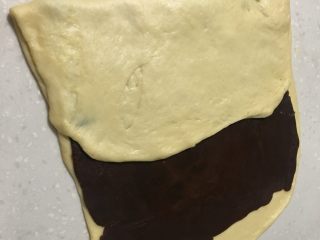 大理石纹豆沙吐司,叠被子的方法将空白面皮叠起来，盖住豆沙面皮的一半。