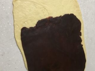 大理石纹豆沙吐司,豆沙提前装在保鲜袋里擀成薄片，再放入面皮里，留下1/3的空白面皮。