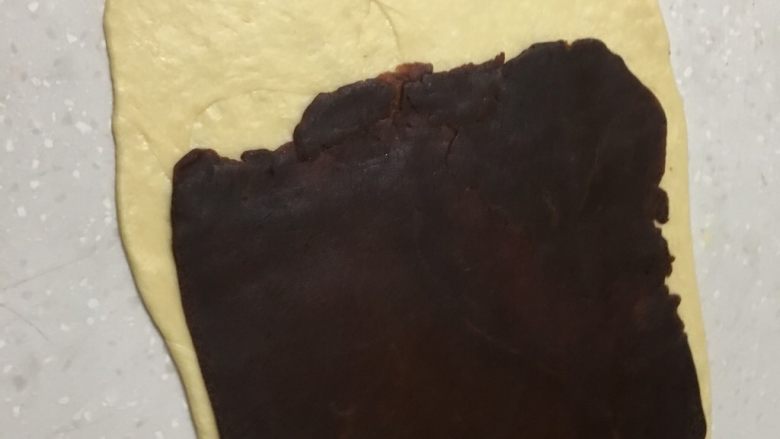 大理石纹豆沙吐司,豆沙提前装在保鲜袋里擀成薄片，再放入面皮里，留下1/3的空白面皮。