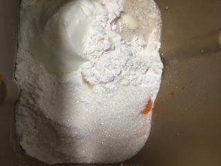 大理石纹豆沙吐司,除黄油外，一次性加入所有原材用面包机揉面，面团揉顺滑后加入黄油继续揉。