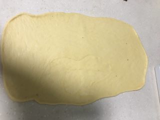 大理石纹豆沙吐司,排气后擀成35×25cm的长方形面皮。