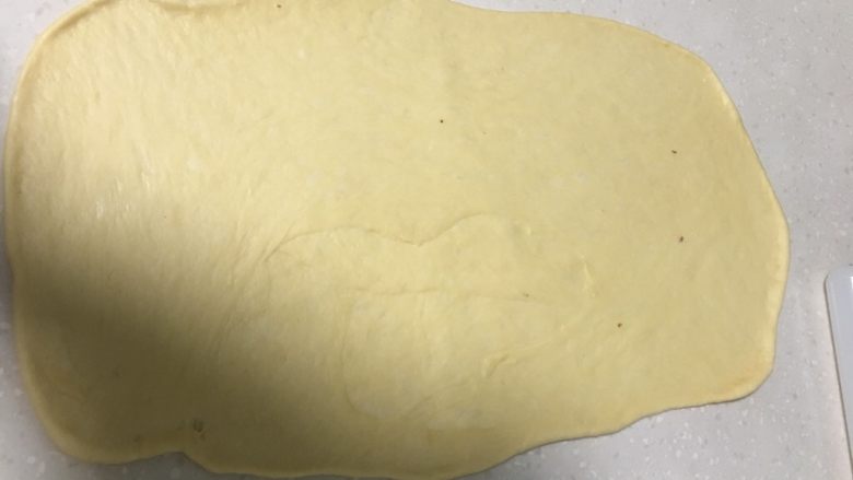 大理石纹豆沙吐司,排气后擀成35×25cm的长方形面皮。