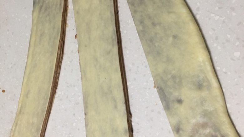大理石纹豆沙吐司,用成3根长条，不要剪断，底部留1cm左右。