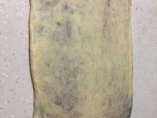 大理石纹豆沙吐司,将面皮继续搞成长方形再用叠被子的方法，再叠一次皮后擀成长方形。