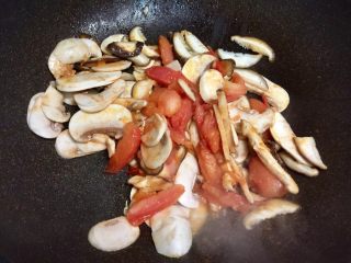 蚝油双菇拌面#一碗面条#,口蘑、香菇片倒入锅内翻炒数下