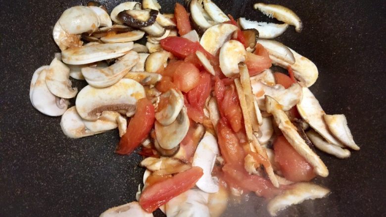 蚝油双菇拌面#一碗面条#,口蘑、香菇片倒入锅内翻炒数下