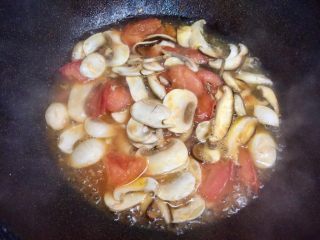 蚝油双菇拌面#一碗面条#,倒入少许水，充分翻炒均匀。