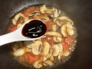 蚝油双菇拌面#一碗面条#,调入耗油、白糖、盐调味