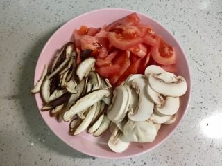 蚝油双菇拌面#一碗面条#,番茄洗净切滚刀块，口蘑、香菇分别洗净切片