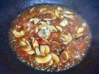 蚝油双菇拌面#一碗面条#,炒至蘑菇变软后盛出待用。