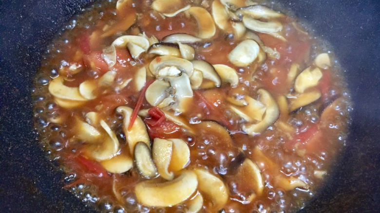 蚝油双菇拌面#一碗面条#,炒至蘑菇变软后盛出待用。