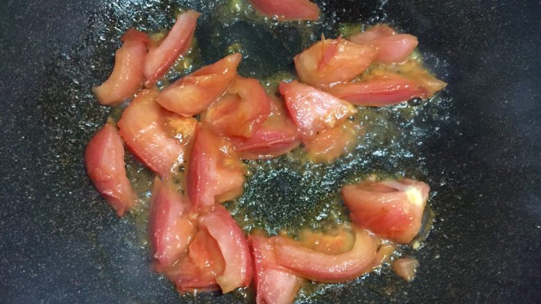 蚝油双菇拌面#一碗面条#,锅内入食用油烧至七成热，倒入番茄块煸炒出汁。
