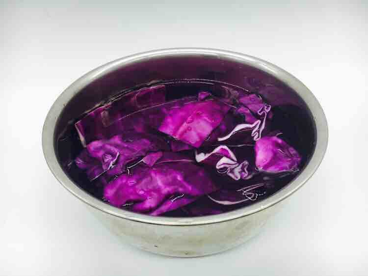 #感恩节食谱# 圆白菜紫甘蓝炒火腿（橄榄菜炒三丝）,紫甘蓝放在淡盐水里浸泡15分钟，清洗干净，然后用手把紫甘蓝上的蜡质洗下去。

