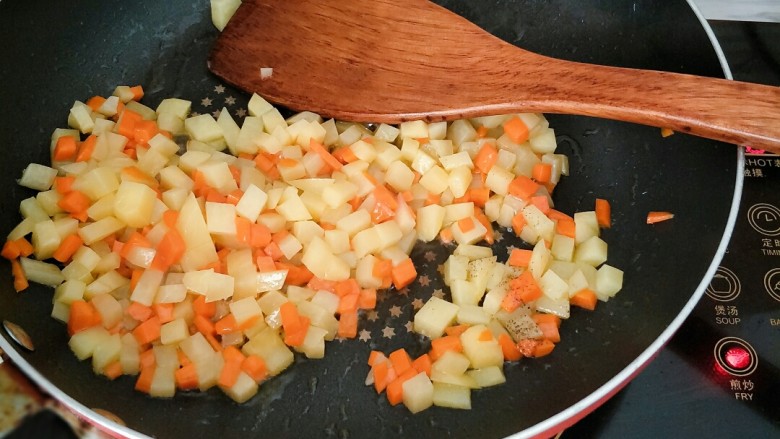 土豆胡萝卜香肠焖蛋&北非蛋,热锅倒油，油热后下入胡萝卜土豆丁翻炒一会儿