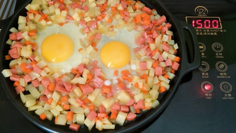 土豆胡萝卜香肠焖蛋&北非蛋,打入两颗鸡蛋，小火煎5分钟关火