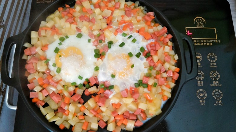 土豆胡萝卜香肠焖蛋&北非蛋,撒上芝麻葱花