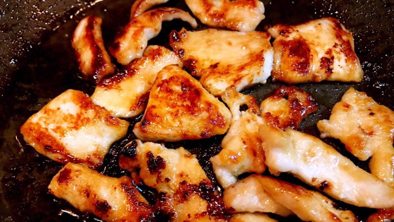 蜂蜜烤鸡肉,将鸡肉两面煎熟即可。