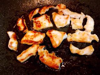 蜂蜜烤鸡肉,中小火将鸡肉煎至变色，反面