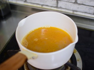 沙茶面,将煮虾的水倒入沙茶酱锅中。