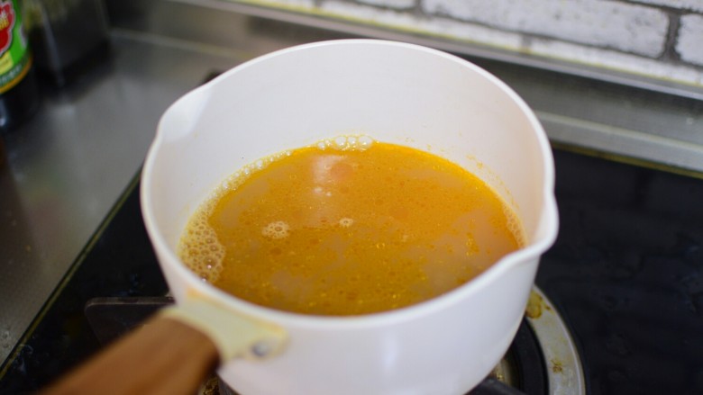 沙茶面,将煮虾的水倒入沙茶酱锅中。