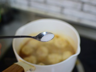 沙茶面,在将丸子放入锅中煮五分钟，加入盐。