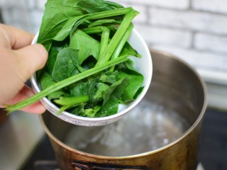 沙茶面,在用煮面条的水煮一下菠菜。