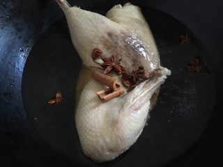 土灶酱鸭～,放入桂皮茴香