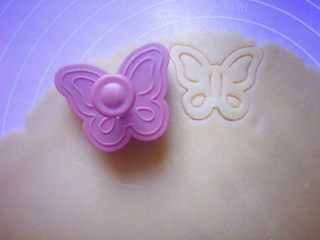 蝴蝶饼干,将松弛好的面团用擀面杖擀成约2mm厚的面片，然后用模具压出蝴蝶形状。