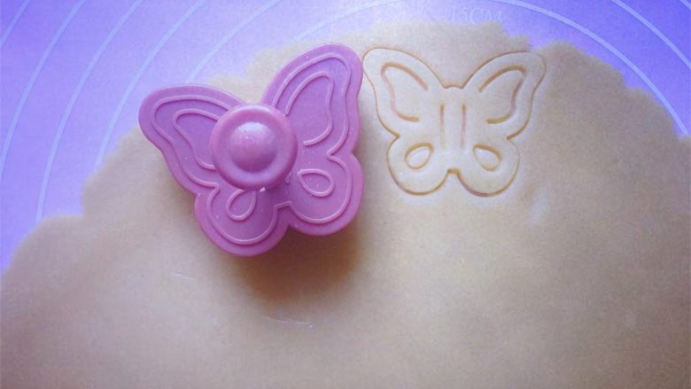 蝴蝶饼干,将松弛好的面团用擀面杖擀成约2mm厚的面片，然后用模具压出蝴蝶形状。