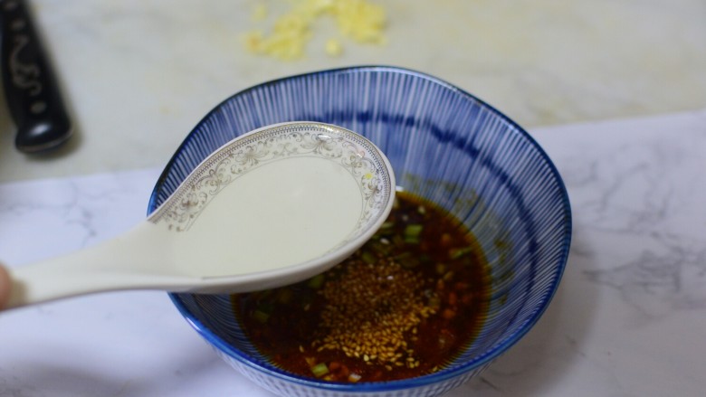 重庆小面,浆面条汤，放入碗中，在将煮熟的面条放入碗中。