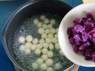 金桂紫薯圆子羹,等小圆子浮起后倒入煮好的紫薯粒